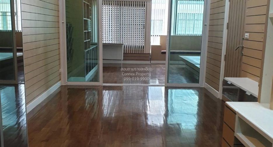 Casa adosada en venta de 4 habitaciones en Watthana, Bangkok