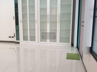 Casa adosada en venta de 4 habitaciones en Watthana, Bangkok