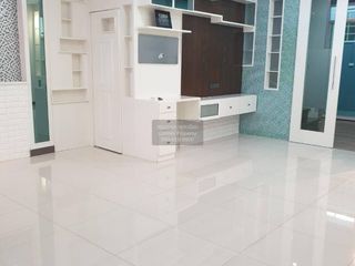 Casa adosada en venta de 4 habitaciones en Watthana, Bangkok
