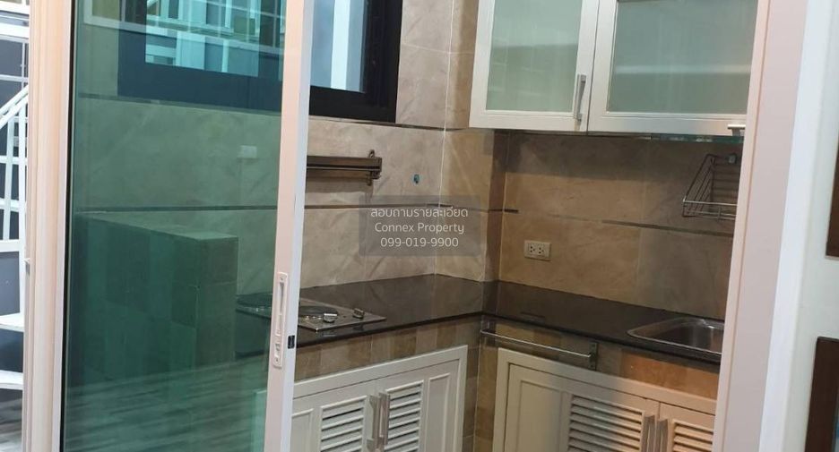 Casa adosada en venta de 4 habitaciones en Watthana, Bangkok