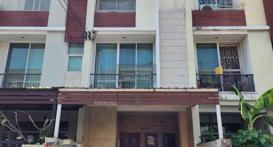 À vendre 3 chambres maison de ville à Yan Nawa, Bangkok