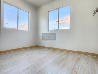 Casa adosada en venta de 3 habitaciones en Phra Samut Chedi, Samut Prakan