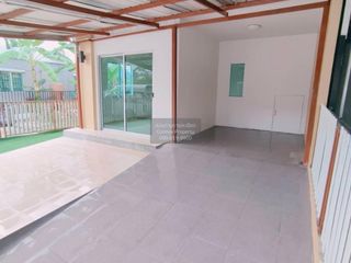 Casa adosada en venta de 3 habitaciones en Phra Samut Chedi, Samut Prakan