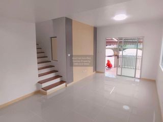 Casa adosada en venta de 3 habitaciones en Phra Samut Chedi, Samut Prakan