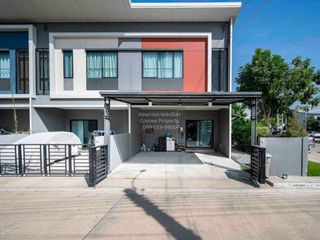 Casa adosada en venta de 4 habitaciones en Phra Samut Chedi, Samut Prakan
