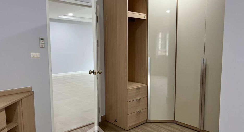 For rent 2 bedrooms apartment in Pathum Wan, Bangkok