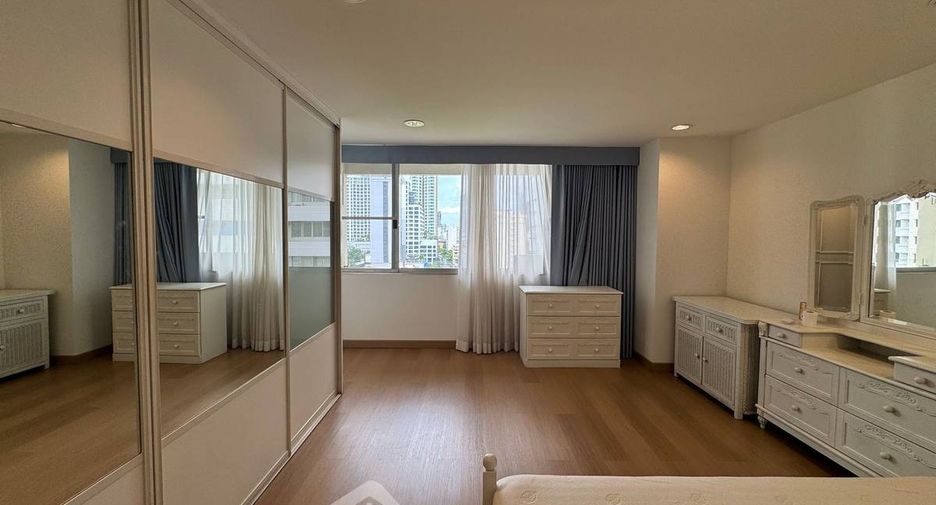 For rent 3 bedrooms condo in Watthana, Bangkok