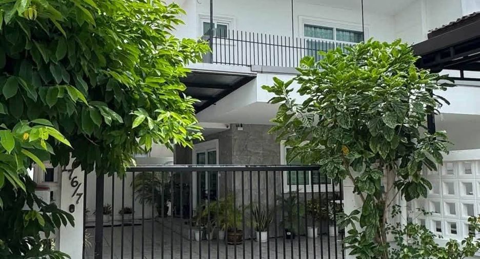 For rent 3 bedrooms house in Saphan Sung, Bangkok