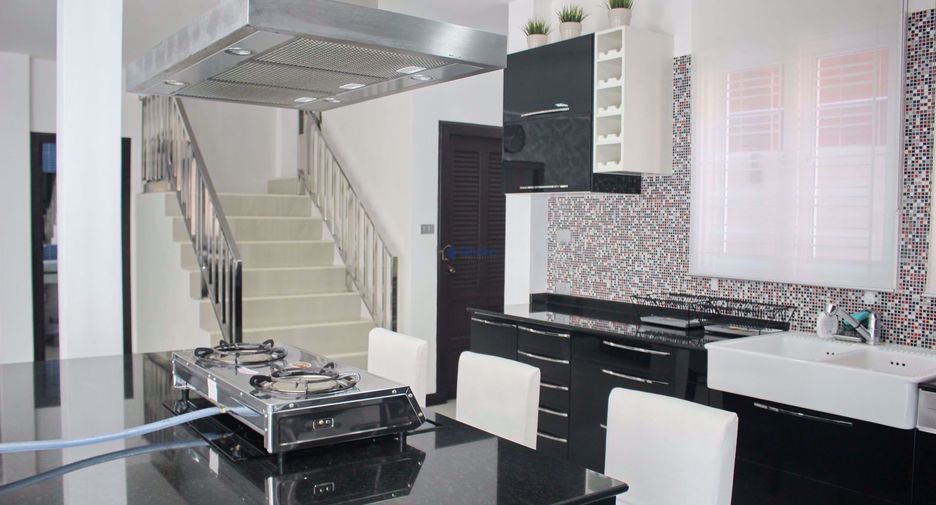 Casa en alquiler y en venta de 4 habitaciones en Bang Lamung, Chonburi