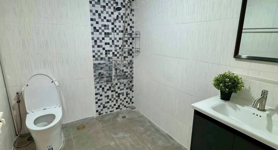 For rent 2 bedrooms condo in Huai Khwang, Bangkok