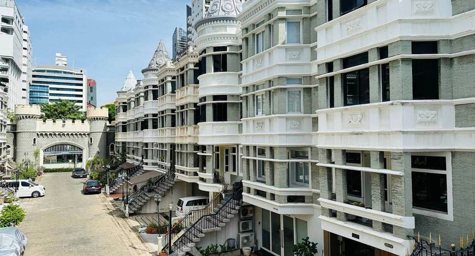 For rent 3 bedrooms townhouse in Watthana, Bangkok