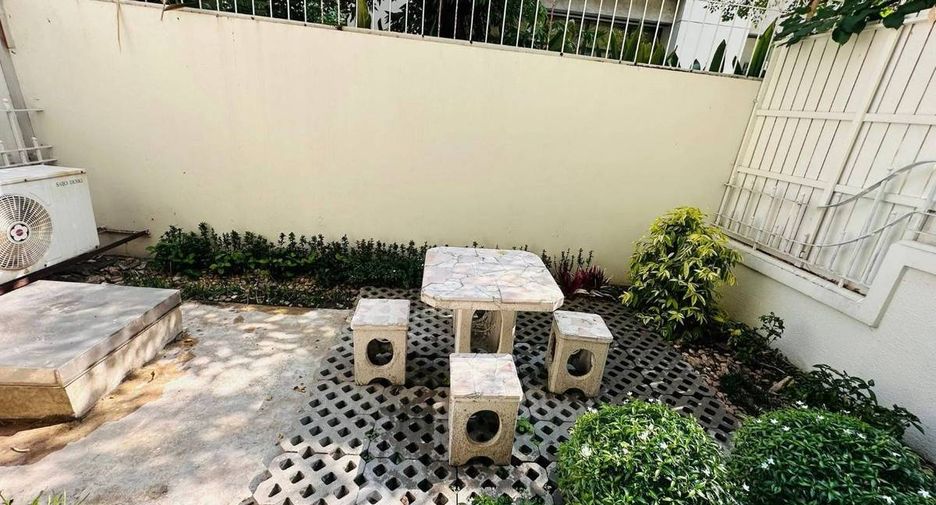 For rent 3 bedrooms townhouse in Watthana, Bangkok