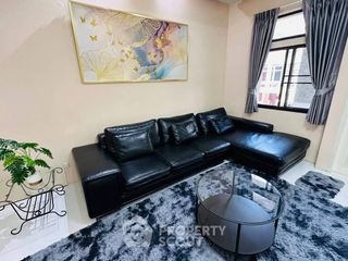 For rent 3 bedrooms townhouse in Watthana, Bangkok