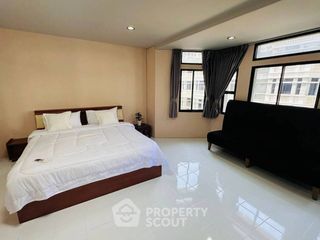 For rent 3 bedrooms townhouse in Watthana, Bangkok