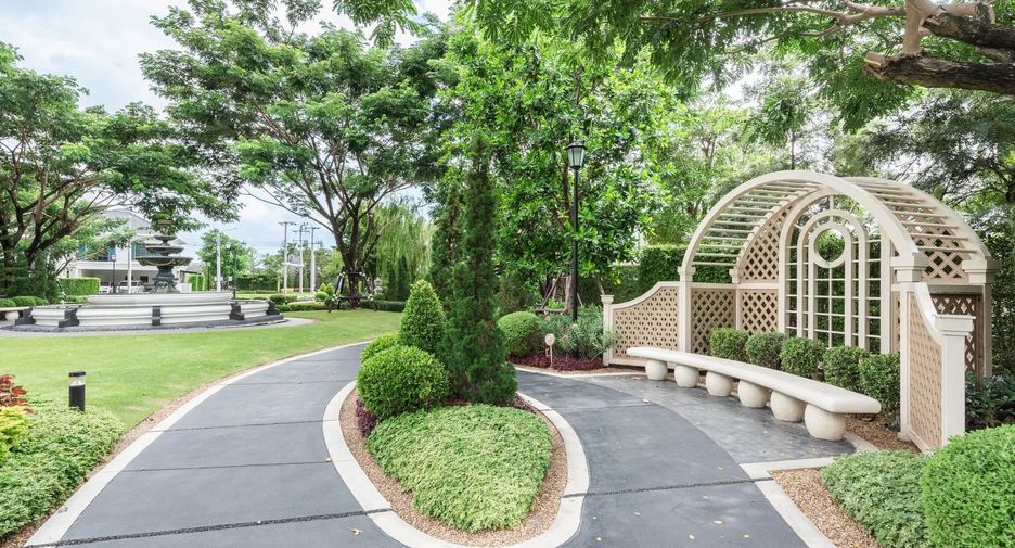 Casa en alquiler de 5 habitaciones en Bang Phli, Samut Prakan