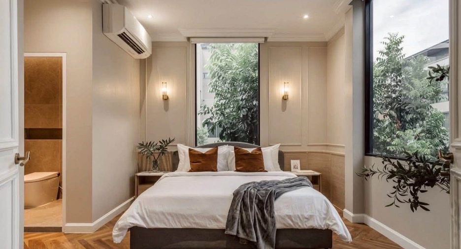 For rent and for sale 5 bedrooms house in Phra Khanong, Bangkok