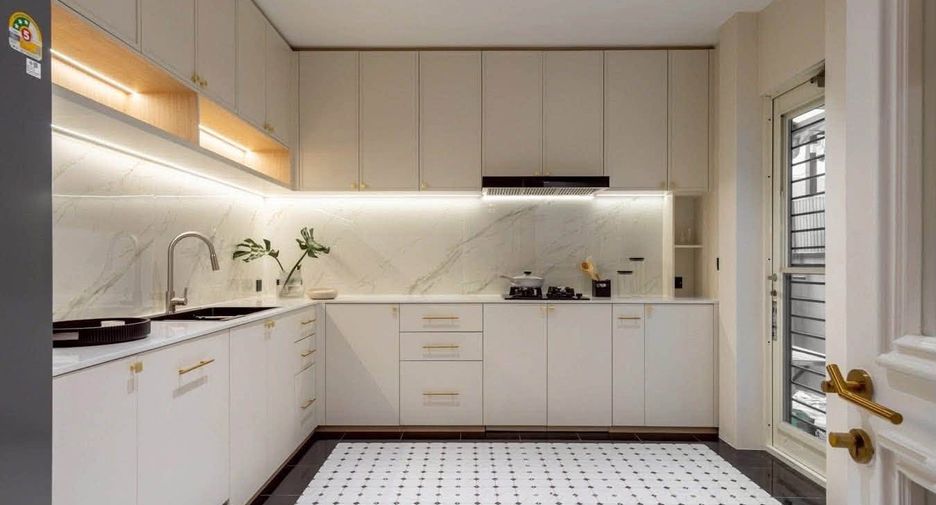 For rent and for sale 5 bedrooms house in Phra Khanong, Bangkok