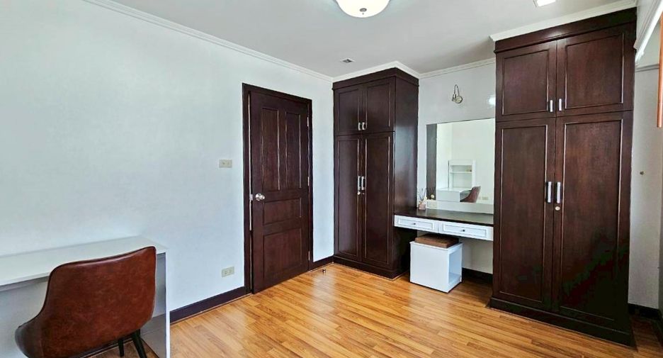 Wohnung zur Miete mit 3 Zimmer in Khlong Toei, Bangkok