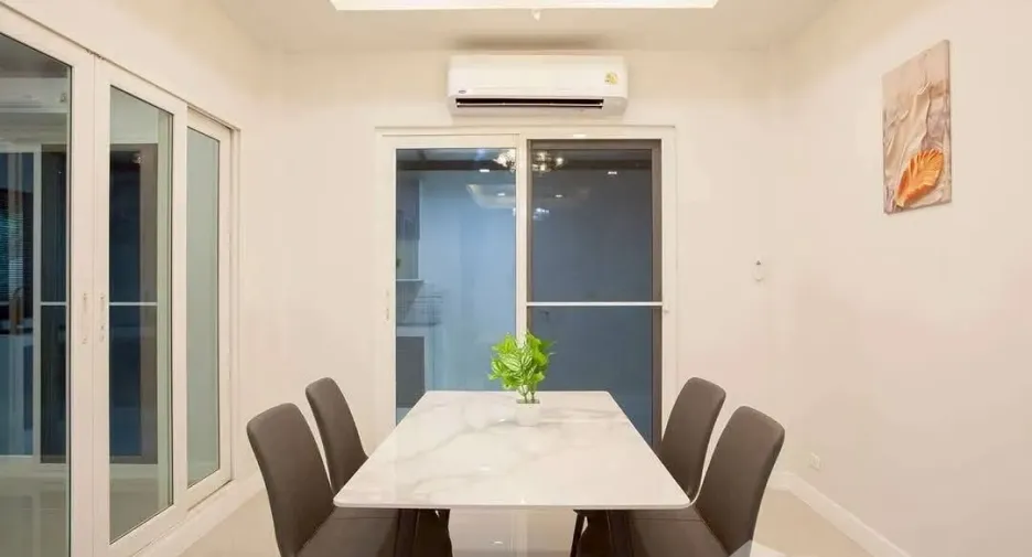 Casa en alquiler de 4 habitaciones en Sai Mai, Bangkok