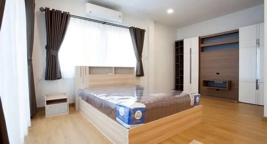 Casa en alquiler de 4 habitaciones en Sai Mai, Bangkok