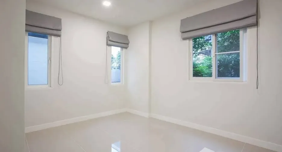 Casa en alquiler de 4 habitaciones en Sai Mai, Bangkok