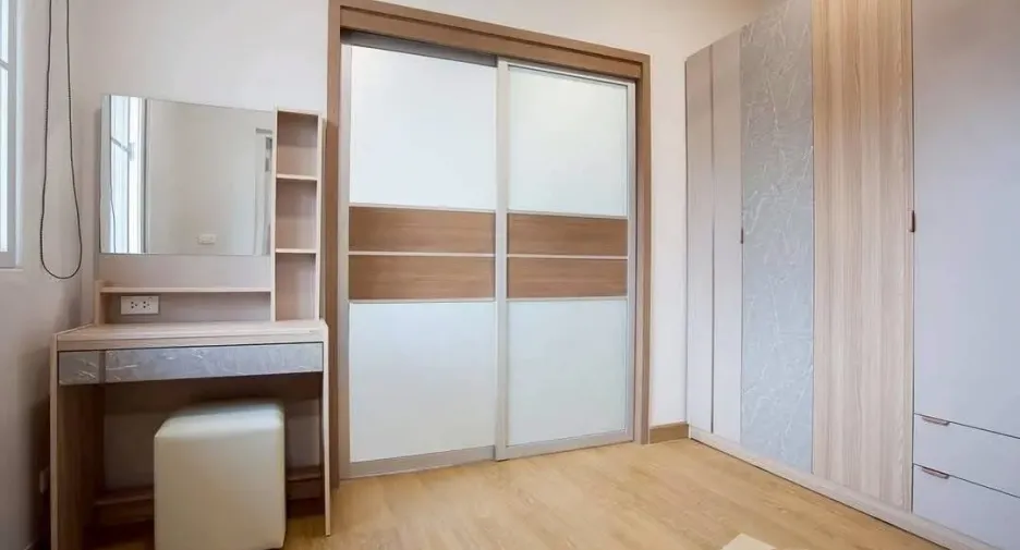Casa en alquiler de 4 habitaciones en Sai Mai, Bangkok