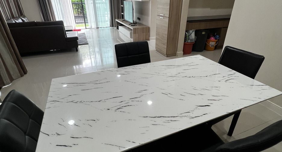 For rent 4 bedrooms house in Bang Kapi, Bangkok