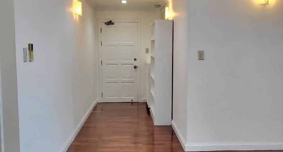For rent 3 bedrooms condo in Khlong Toei, Bangkok