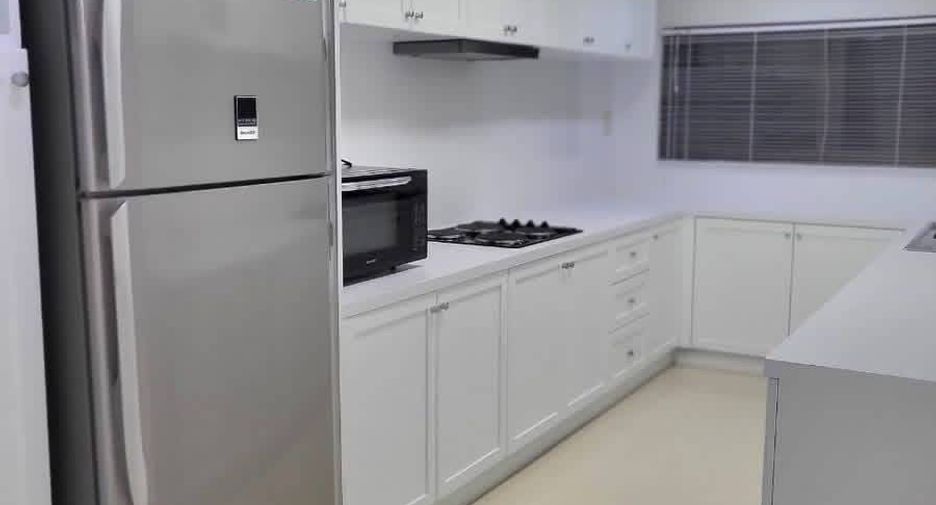 For rent 3 bedrooms condo in Khlong Toei, Bangkok