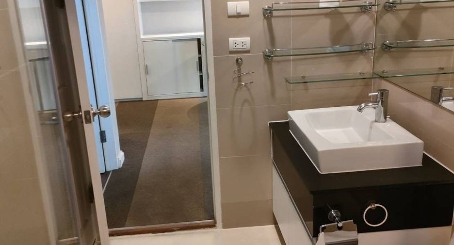 For rent 2 bedrooms condo in Huai Khwang, Bangkok
