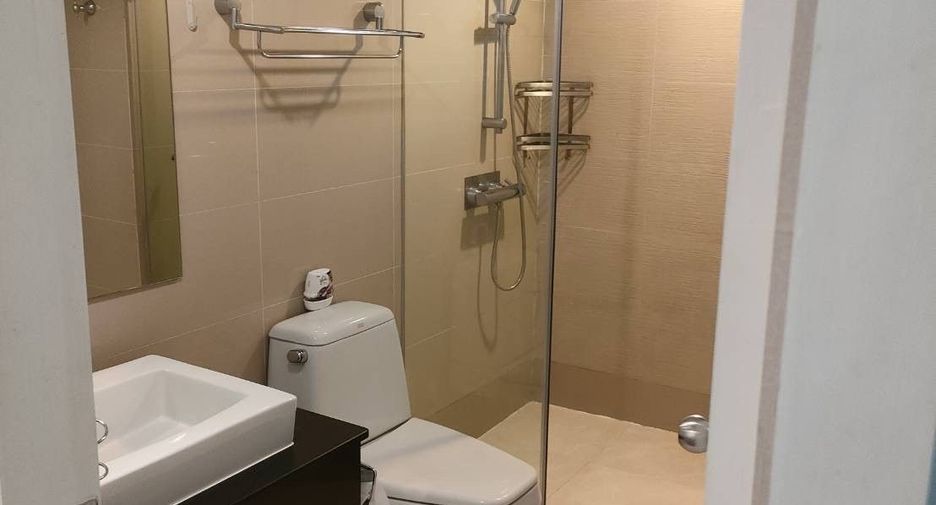 For rent 2 bedrooms condo in Huai Khwang, Bangkok