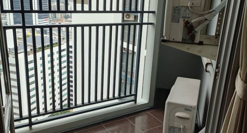 For rent 2 bedrooms condo in Huai Khwang, Bangkok