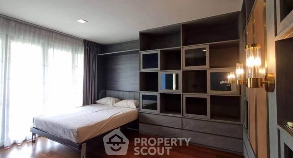 Casa adosada en alquiler y en venta de 4 habitaciones en Watthana, Bangkok