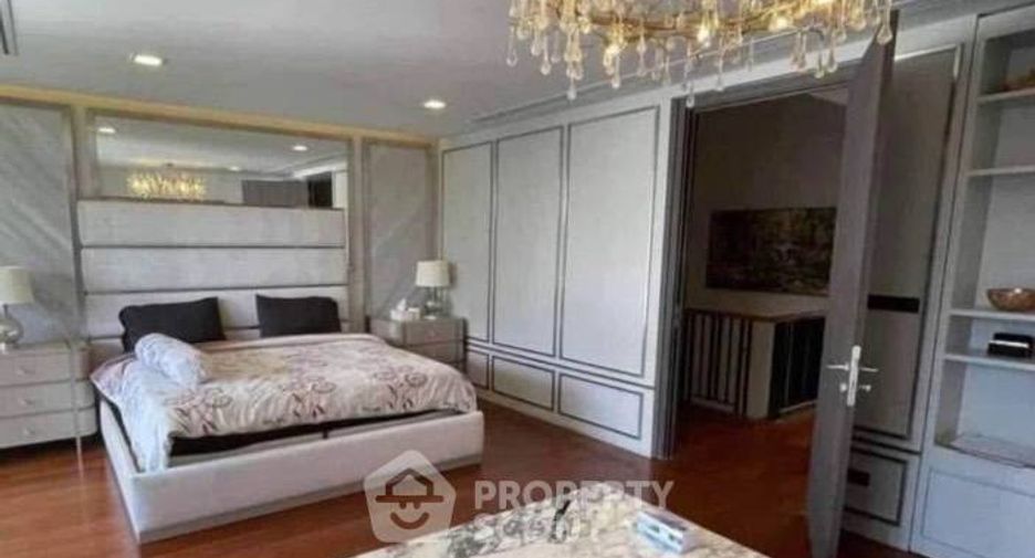 Casa adosada en alquiler y en venta de 4 habitaciones en Watthana, Bangkok