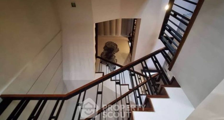 Casa adosada en alquiler y en venta de 4 habitaciones en Watthana, Bangkok