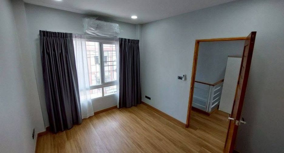 For rent 3 bedrooms townhouse in Rat Burana, Bangkok