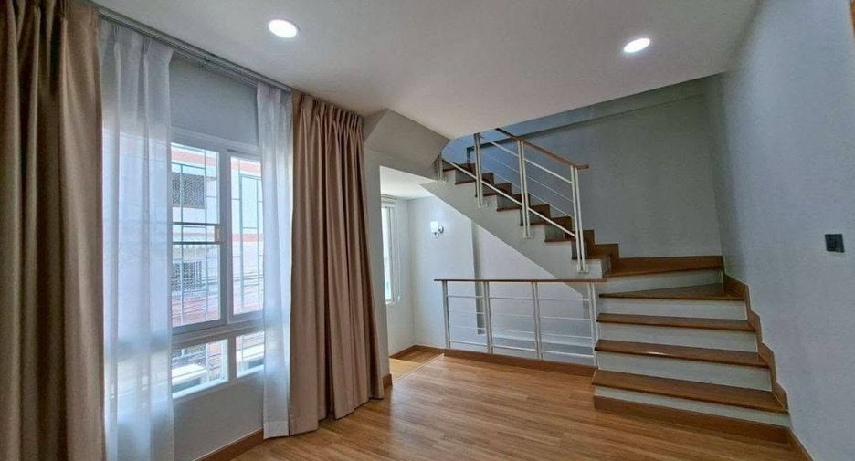 For rent 3 bedrooms townhouse in Rat Burana, Bangkok