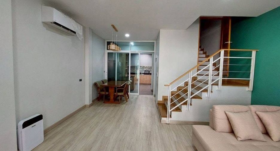 For rent 3 bedrooms townhouse in Rat Burana, Bangkok