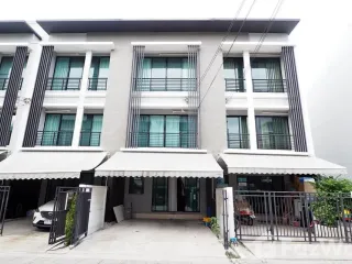 À vendre et à louer 3 chambres maison de ville à Bang Kapi, Bangkok