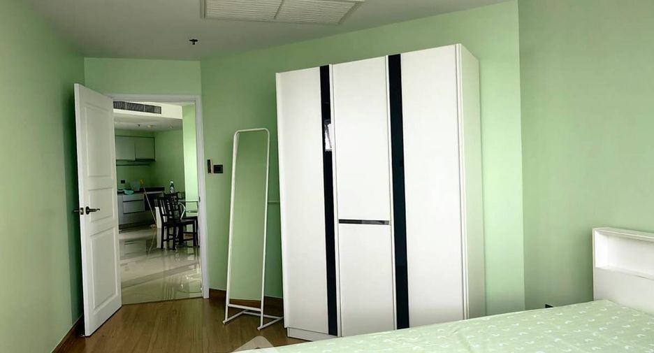 For rent 2 bedrooms condo in Huai Khwang, Bangkok