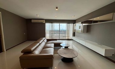 For rent 3 bedrooms condo in Yan Nawa, Bangkok