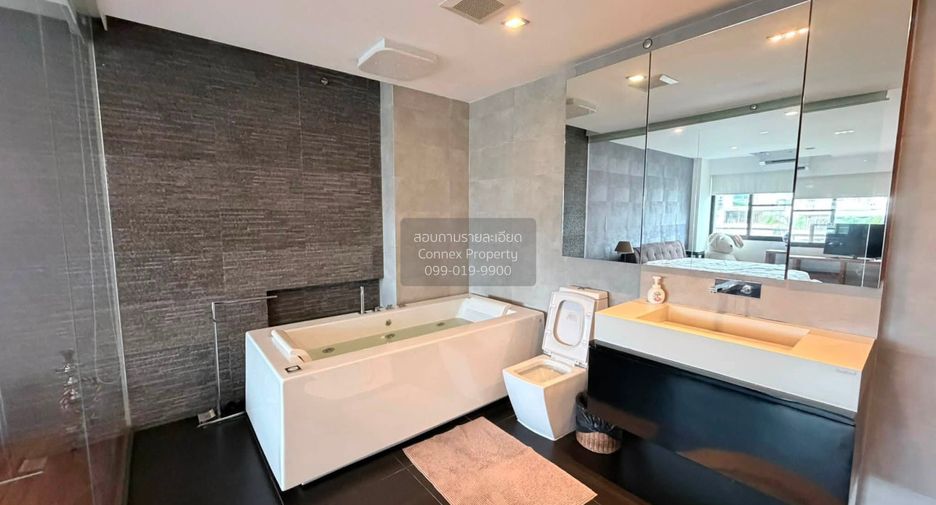 For rent 2 bedrooms condo in Yan Nawa, Bangkok