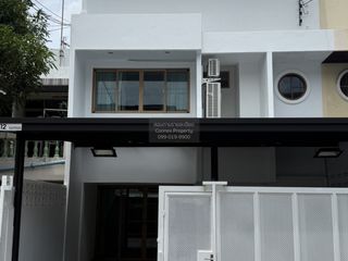 For rent 3 bedrooms townhouse in Sathon, Bangkok