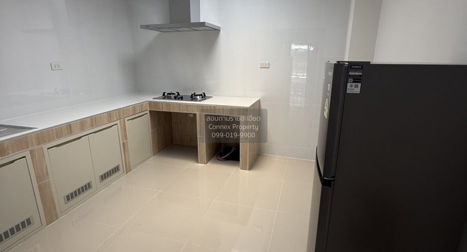 For rent 3 bedrooms townhouse in Sathon, Bangkok