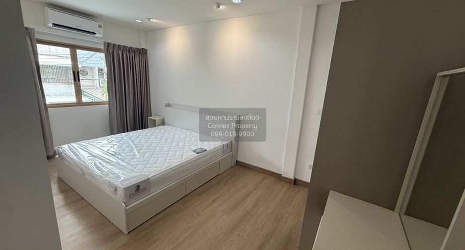 For rent 3 bedrooms townhouse in Sathon, Bangkok