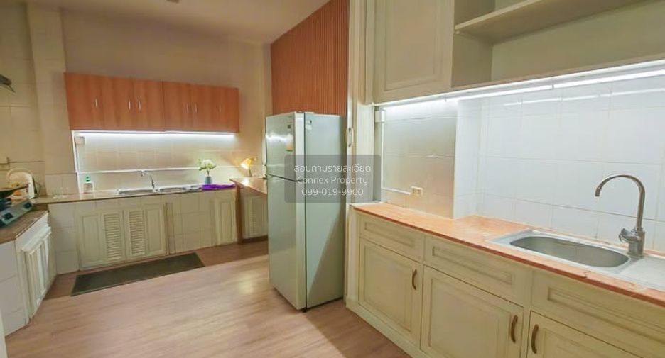 For rent 3 bedrooms townhouse in Yan Nawa, Bangkok