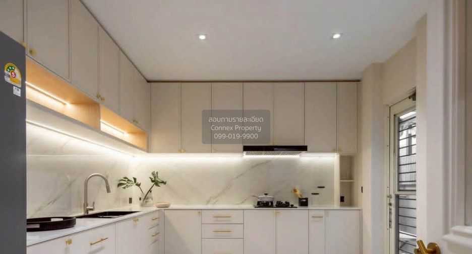 For rent 5 bedrooms house in Phra Khanong, Bangkok