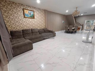 For rent 4 bedrooms townhouse in Huai Khwang, Bangkok
