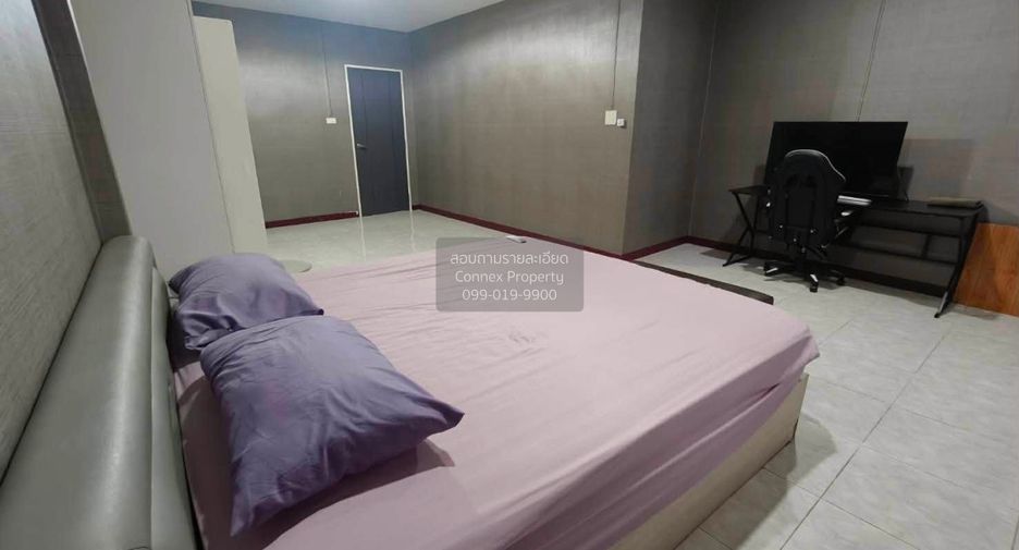 For rent 4 bedrooms townhouse in Huai Khwang, Bangkok