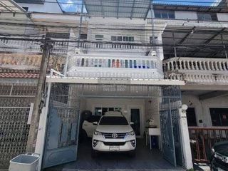 For rent 4 bedrooms townhouse in Huai Khwang, Bangkok
